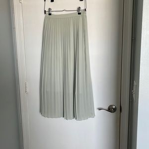 Uniqlo midi pleated skirt